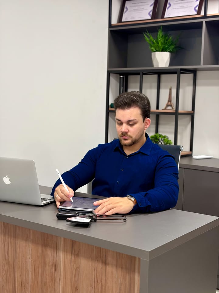 Lucas Selle, nutricionista, atendendo no consultório